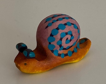 Juguete pequeño caracol de madera marrón rosa con puntos azules. Tamaño: 2,5 x 4,5 x 2,5 cm (ancho x alto x alto) aprox.