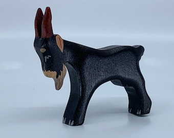 Jouet chèvre femelle en bois de couleur noire debout taille : 9,5 x 8,5 x 2,0 cm (lxhxs) environ 33,0 gr.