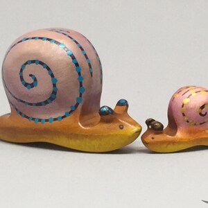 Lumaca giocattolo in legno colorato marrone, rosa, blu con pois Dimensioni: 8,0x 4,5 x 2,5 cm lxhxs ca. immagine 4