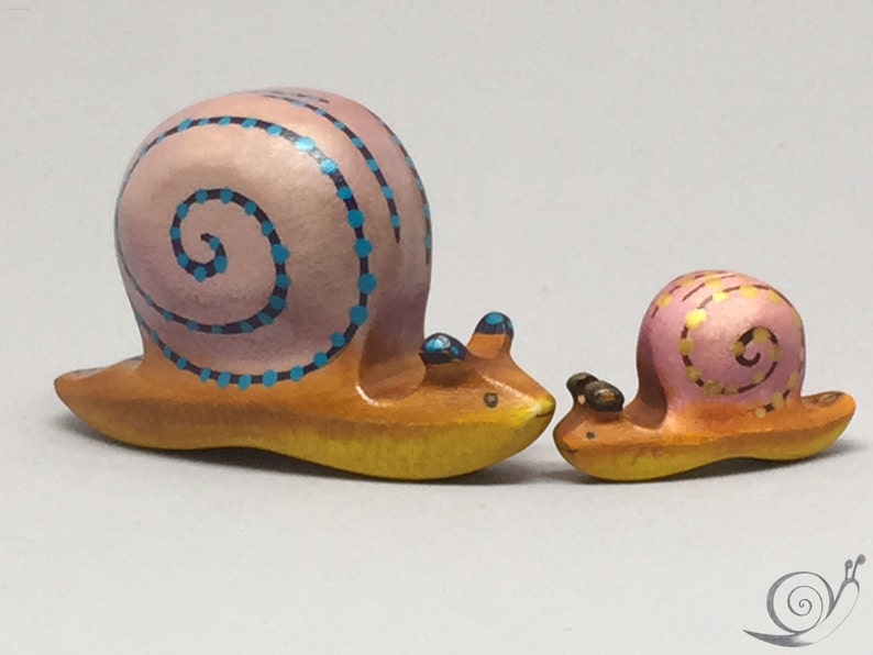Lumaca giocattolo in legno colorato marrone, rosa, blu con pois Dimensioni: 8,0x 4,5 x 2,5 cm lxhxs ca. immagine 4