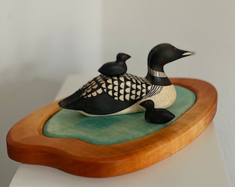 Toy duck loon wooden black white with the chicks swimming in the pond Size: 14,0 x 6,0 x 3,0 cm (b x h x s)  ca. 49,00  gr.