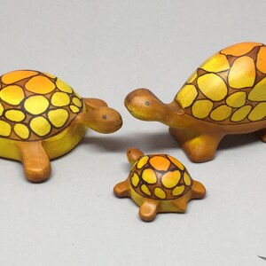 Toy Turtle wood colourful orange brown .4,0 x 3,5 x 1,7 cm bxhxs ca. 5,0 gr. image 4