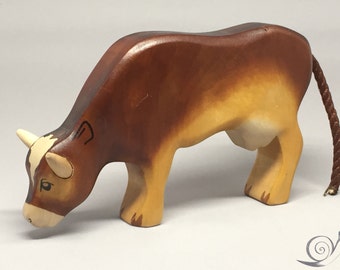 Spielzeug Kuh Holz farbig braun grasend Grösse: 15,5 x 9,5  x 2,7 cm (bxhxs)  ca. 113,0 gr.