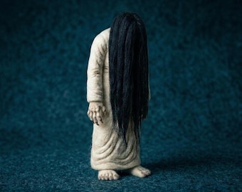 Lalka z filcu igłowego "Mściwy Duch" w Japonii, przerażająca figurka Yurei z długimi włosami, lalka artystyczna w stylu japońskiego horroru, makabryczna rzeźba Onryo, upiorny wystrój domu