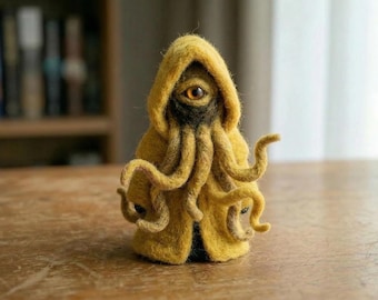 Muñeco artístico de Hastur hecho con fieltro de aguja: El Rey de Amarillo (Figura lovecraftiana)