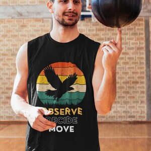 Canotta Observe Decide Move / Silhouette di aquila al tramonto retrò / Canotta motivazionale tipografica / Abbigliamento premium di novità