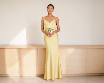 Handgemaakte slipdress van zijdesatijnen, elegante minimalistische bruidsmeisjesjurk, silhouet met v-hals