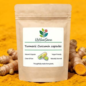 Puede incluir: Una bolsa de papel marrón con cápsulas de cúrcuma y curcumina con una etiqueta blanca. La etiqueta incluye el texto "UsNua Sana" y "Turmeric Curcumin capsules". La imagen también muestra raíces y polvo de cúrcuma.