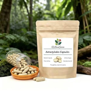 Pode incluir: Uma bolsa vertical bege rotulada como UsNuaSana Axtractylodes Capsules com um frasco transparente e uma tigela laranja cheios de cápsulas bege. O rótulo apresenta um logótipo de planta e o texto Nature's Capsule, Pure Vegan, Clean & Pure, Naturally Sourced.