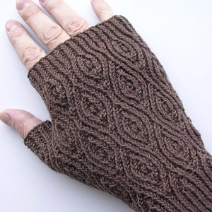 Puede incluir: Guantes sin dedos de punto marrón con un patrón de diamante.