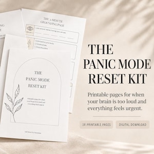 Può includere: Un set di pagine stampabili bianche intitolate The Panic Mode Reset Kit, caratterizzate da una cornice ad arco e un'illustrazione a linee di una foglia. I documenti includono sezioni per esercizi di radicamento e liste di controllo.