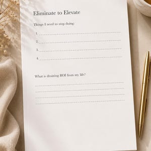 Puede incluir: Un bloc de notas de papel blanco con texto negro que dice Eliminate to Elevate, Things I need to stop doing y What is draining ROI from my life? La p&aacute;gina presenta cuatro l&iacute;neas numeradas y tres l&iacute;neas en blanco para escribir notas.