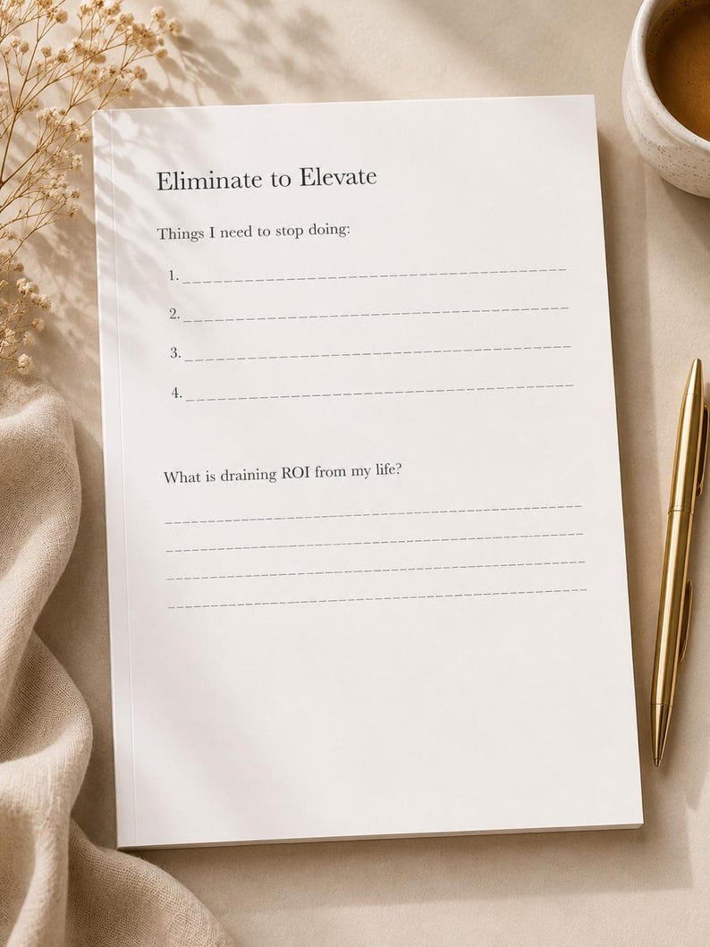 Puede incluir: Un bloc de notas de papel blanco con texto negro que dice Eliminate to Elevate, Things I need to stop doing y What is draining ROI from my life? La p&aacute;gina presenta cuatro l&iacute;neas numeradas y tres l&iacute;neas en blanco para escribir notas.