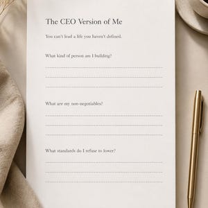 Puede incluir: Un bloc de notas de papel blanco con texto negro titulado The CEO Version of Me. Incluye las preguntas: You can't lead a life you haven't defined, What kind of person am I building?, What are my non-negotiables?, y What standards do I refuse to lower?