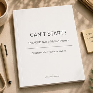 Könnte beinhalten: Ein weißes Buch mit dem Titel CAN'T START? The ADHD Task Initiation System und dem Untertitel Start tasks when your brain says no. Auf dem Einband steht Soft Reset by Enounina. Ein gelber Haftnotizzettel listet Focus, Start, Small Steps.