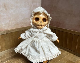 Handgemaakte skeletpop Skully | Engelachtige witte nachtjaponserie | Gotische kunstpop [15 stuks beperkte oplage]