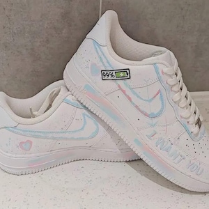 Pode incluir: Um conjunto de três canecas de cerâmica com acabamento fosco e salpicado. As canecas são em tons de creme, cinza claro e cinza escuro. Cada caneca tem um design simples e minimalista e uma alça arredondada.