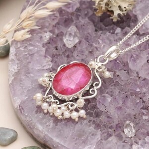 Colgante grande de rubí rosa en plata de ley 925, collar con gema ovalada y gotas de perlas.