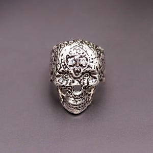 Handgjord ring i 925 sterlingsilver med utsmyckad dödskalle