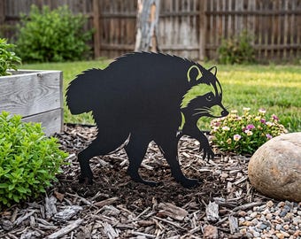 Jimothy il procione, opera d'arte in metallo per il giardino.