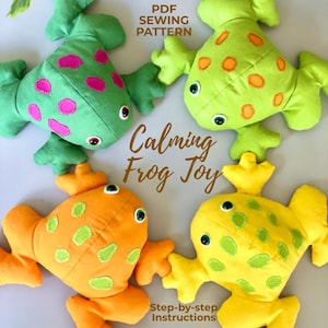 Puede incluir: Cuatro juguetes de rana coloridos en verde, amarillo y naranja, cada uno con lunares y detalles contrastantes. La imagen incluye el texto "PDF Sewing Pattern", "Calming Frog Toy" y "Step-by-step Instructions".