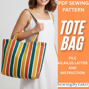 Może przedstawiać: Płócienna torba w paski w kolorach turkusowym, żółtym, pomarańczowym i białym jest trzymana przez osobę. Torba ma pasujące paski. Tekst z boku brzmi "PDF Sewing Pattern" i "Tote Bag". Torba jest plikiem wzoru szycia.