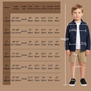 以下が含まれることがあります： 子供服のサイズ表。サイズ、身長、体重、胸囲、ウエスト、ヒップ、肩幅、股下の各項目がcm単位で記載されています。紺色のボタン付きジャケット、白いシャツ、ベージュのショートパンツを着用した子供の画像が添えられています。