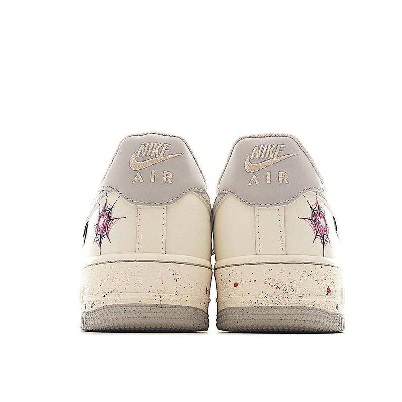 Pu&ograve; includere: Un set di tre tazze in ceramica con finitura opaca e macchiettata. Le tazze sono nei toni del crema, grigio chiaro e grigio scuro. Ogni tazza ha un design semplice e un manico arrotondato. Le tazze sono impilate.