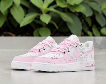 Sneakers AF1 Low personalizzate dipinte a mano, scarpe streetwear rosa con gatto, sneakers uniche fatte a mano
