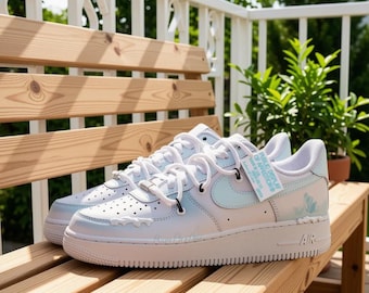 Sneakers AF1 Low personalizzate dipinte a mano, scarpe streetwear a farfalla con effetto gocciolante azzurro chiaro, sneakers uniche fatte a mano