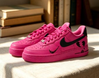 Sneakers AF1 Low personalizzate dipinte a mano, scarpe rosa acceso con cuore spezzato, sneakers urbane uniche fatte a mano