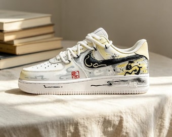 Sneakers AF1 Low personalizzate dipinte a mano, scarpe con effetto inchiostro e nuvole di cavalli, sneakers uniche e artigianali di ispirazione culturale.