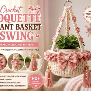 Puede incluir: Un columpio de cesta para plantas de ganchillo, con lazo y borlas rosas. La cesta crema y rosa contiene una planta en maceta. Texto: "Crochet Coquette Plant Basket Swing" y "Make Your Space Beautiful". Patrón de ganchillo premium.