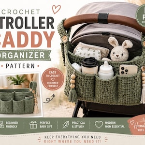 Könnte beinhalten: Ein olivgrüner Häkel-Kinderwagen-Organizer mit mehreren Taschen und Holzperlen-Details. Der Organizer, der Babyartikel wie eine Flasche und ein Spielzeugkaninchen enthält, ist an einem Kinderwagen befestigt. Der Text lautet "CROCHET STROLLER CADDY ORGANIZER PATTERN".
