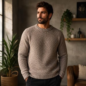 Op de afbeelding: Een beige trui met lange mouwen, voorzien van een gestructureerd, opengewerkt breipatroon, een ronde halslijn en geribbelde boorden bij de mouwen en de zoom. Het kledingstuk heeft een consistent weefpatroon over het gehele lijf en de mouwen.