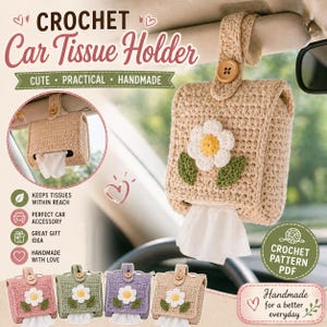 Könnte beinhalten: Ein handgehäkelter Taschentuchhalter für das Auto in Beige, verziert mit einer weißen und gelben Gänseblümchenblüte und grünen Blättern. Der Halter ist für die Aufhängung an der Sonnenblende im Auto konzipiert. Der Text im Bild lautet "CROCHET Car Tissue Holder".