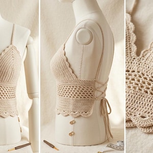 Könnte beinhalten: Ein beiges Häkel-Bustier mit V-Ausschnitt und gewelltem Rand, dünnen Spaghettiträgern und einem Mittelteil mit offenem Netzmuster. Die Rückseite des Kleidungsstücks verfügt über eine Schnürung mit passenden beigen Bändern.