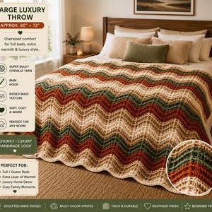 Pode incluir: Uma manta grande, feita à mão, com um padrão de chevron nas cores creme, verde e ferrugem. A manta mede aproximadamente 152 x 183 cm e apresenta um design espesso e texturizado. É feita com fio de chenille e é adequada para camas de casal e queen size.