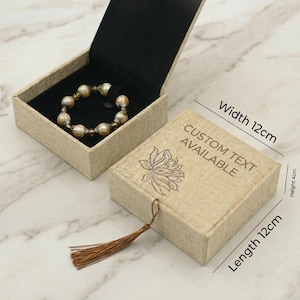 Caja de joyería de lino personalizada, loto bordado, estuche para brazalete con borla