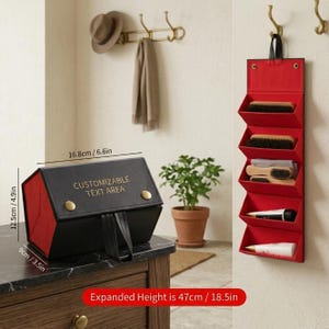 Könnte beinhalten: Ein schwarz-roter Organizer mit dem Text "CUSTOMIZABLE TEXT AREA". Der Organizer ist 16,8 cm breit, 12,5 cm hoch und 9 cm tief. Ein roter, an der Wand befestigter Organizer mit mehreren Fächern ist ebenfalls sichtbar. Ausgefahrene Höhe beträgt 47 cm.