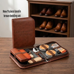 Könnte beinhalten: Ein braunes Leder-Schuhpflege-Set mit verschiedenen Bürsten, Poliertiegeln und Applikatoren. Das Set enthält eine Reißverschlusstasche und eine separate Ledertasche mit dem Text "Customizable text area". Der Text "New 11-piece lanolin brown bedding set" ist ebenfalls sichtbar.