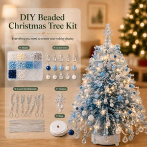 Pode incluir: Um kit DIY de árvore de Natal de contas com um organizador de plástico transparente com contas azuis, brancas e prateadas, pequenos ornamentos, fios de montagem, um topo de floco de neve e uma base branca, ao lado de uma árvore finalizada.