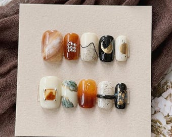 Ongles courts carrés marbrés vintage ambrés | Faux ongles abstraits en feuille d'or avec strass | Boutons pression neutres faits main pour un usage quotidien