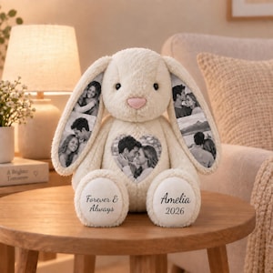 Peut inclure: Une peluche lapin couleur crème avec des photos personnalisées imprimées sur ses longues oreilles et un écusson en forme de cœur sur la poitrine. Le pied gauche porte la broderie Forever & Always, le pied droit affiche Amelia et 2026.