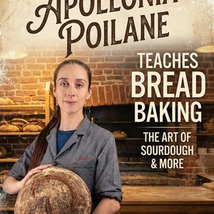 Puede incluir: Una mujer con una bata de panadero gris sostiene una hogaza de pan grande y redonda. La imagen presenta el texto "Apollonia Poilâne Enseña a Hornear Pan" y "El Arte de la Masa Madre y Más". El logotipo de la panadería Poilâne está en la parte inferior.