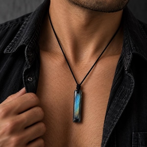 Collar rectangular de labradorita para hombre: colgante que simboliza la intuición y la energía protectora.