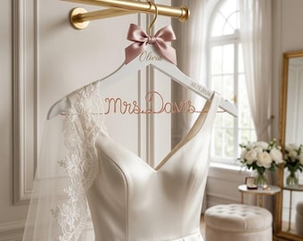Percha de novia personalizada para boda con fecha grabada, regalos de compromiso, percha con nombre en escritura de alambre