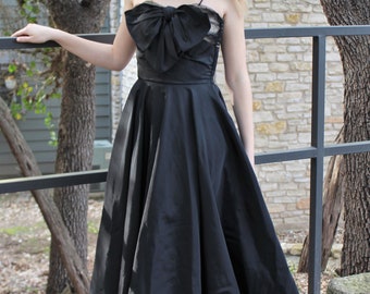 Abito da ballo in taffetà nero anni '40: abito da sera vintage con spalline sottili.