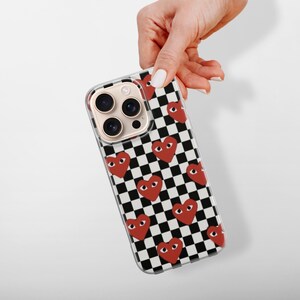 Hjärtliknande telefonskal Comme Des Garçons för iPhone 17 Pro Max, 16e, 15, 14, 13 och Samsung S26 Ultra, S25 FE, A57, A56, Pixel 10, 9A bild 8