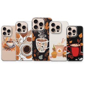 Puede incluir: Cinco fundas para smartphone con diseños de temática otoñal. Las fundas muestran ilustraciones de tazas de café, tazas, bebidas humeantes, muffins y hojas caídas en tonos naranja, marrón, negro y crema, dispuestas en una fila horizontal.